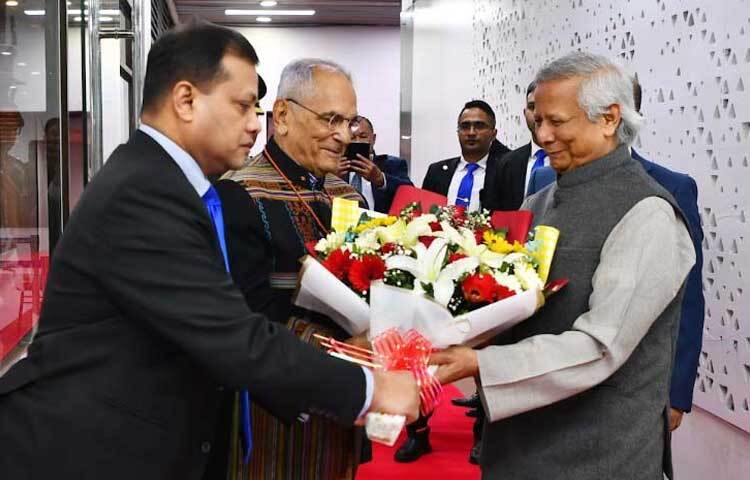তিমুরের প্রেসিডেন্ট জোসে রামোস-হোর্তা তিন দিনের সরকারি সফরে বাংলাদেশে আসার পর তাকে আন্তরিকভাবে স্বাগত জানিয়েছেন প্রধান উপদেষ্টা অধ্যাপক মুহাম্মদ ইউনূস। ছবি: পিআইডি