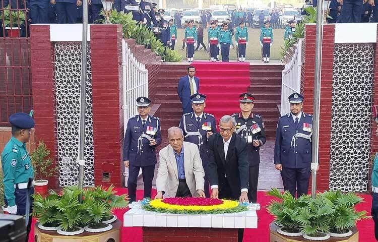 রাজারবাগ পুলিশ লাইন্স স্মৃতিসৌধে বীর শহীদদের প্রতি শ্রদ্ধা জানিয়েছেন স্বরাষ্ট্র উপদেষ্টা লেফটেন্যান্ট জেনারেল (অব.) মো. জাহাঙ্গীর আলম চৌধুরী। ছবি: তৌহিদুজ্জামান তন্ময়