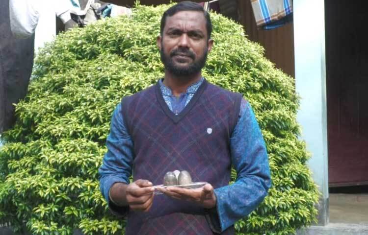 হাঁসের মালিক মাসুম মিয়া জানান, প্রায় ছয় মাস আগে বাজার থেকে তিন জোড়া দেশি জাতের পাতিহাঁস কিনে আনেন। কয়েকদিন ধরে হাঁসগুলো ডিম দিচ্ছে। তবে ৯ ডিসেম্বর হাঁসের খোয়াড়ে একটি কালো ডিম দেখতে পান তারা। সাপের ডিম ভেবে ভেঙে ফেলা হয় সেটি। কিন্তু পরপর আরও তিনটি কালো ডিম পান সেখানে। পরে বিষয়টি গ্রামে ছড়িয়ে পড়ে।