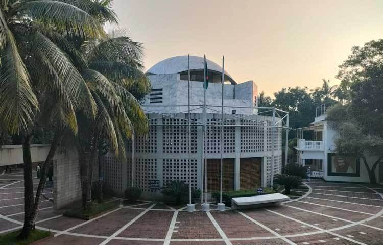 এবারের চিত্র একেবারে ভিন্ন। খা খা করছে সমাধি প্রাঙ্গণ। শ্রদ্ধা জানাতে আসেনি কেউ। এমনকি আওয়ামী লীগের কোনো নেতাকর্মীকেও দেখা যায়নি।