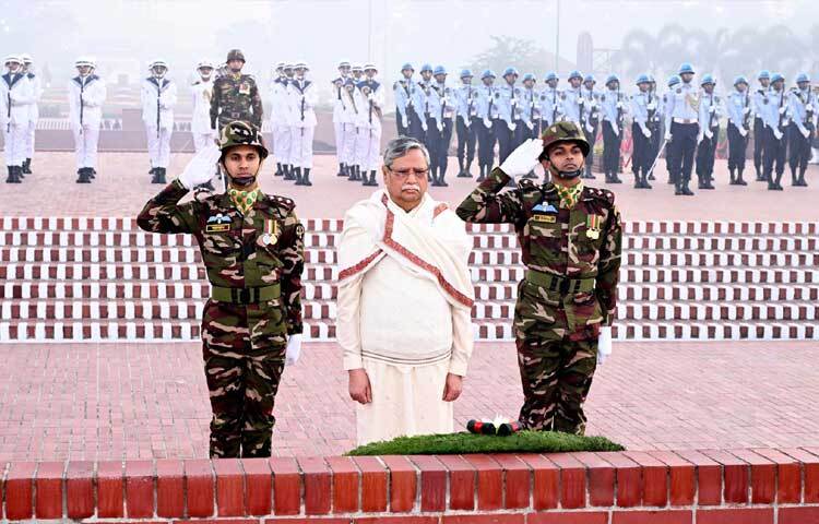 মহান বিজয় দিবসে সাভারের জাতীয় স্মৃতিসৌধে বীর শহীদদের প্রতি শ্রদ্ধা নিবেদন করেছেন রাষ্ট্রপতি মো. সাহাবুদ্দিন। ছবি: পিআইডি
