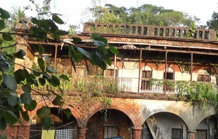 দেওয়ালে জন্মেছে পরগাছা। পরিত্যক্ত অবস্থায় পড়ে আছে বাড়িটি।