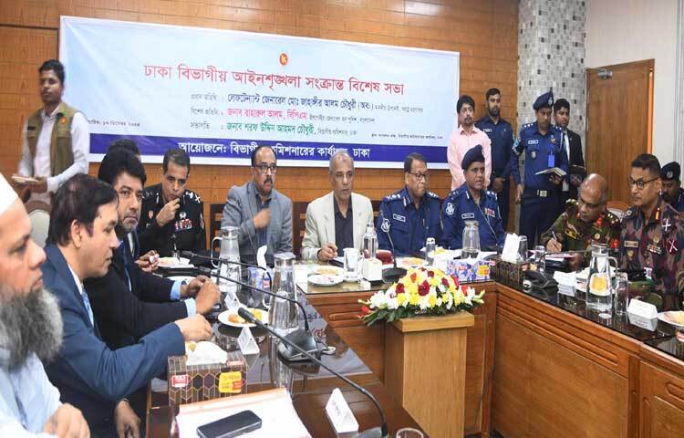 ঢাকায় বিভাগীয় কমিশনারের কার্যালয়ের সম্মেলনকক্ষে ঢাকা বিভাগীয় আইনশৃঙ্খলা সংক্রান্ত সভায় প্রধান অতিথির বক্তৃতা করেন স্বরাষ্ট্র উপদেষ্টা লেফটেন্যান্ট জেনারেল মো. জাহাঙ্গীর আলম চৌধুরী (অব.)। ছবি: পিআইডি