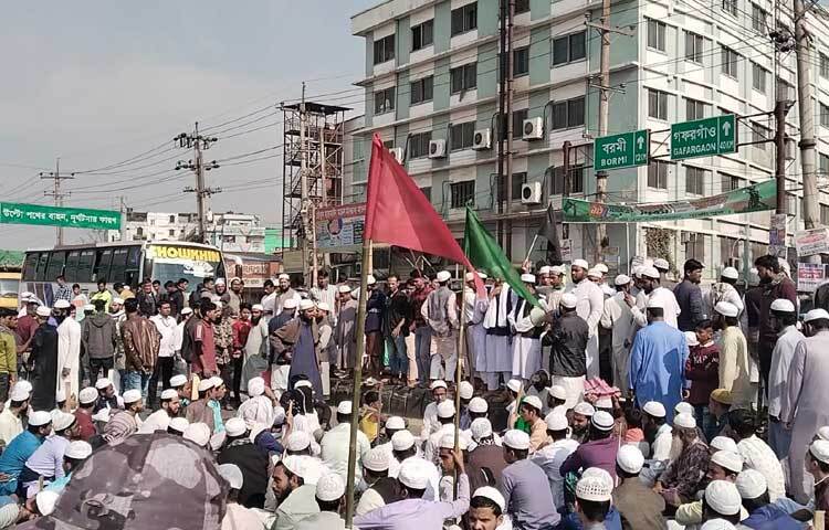 শ্রীপুর থানার ওসি খন্দকার জয়নাল আবেদীন মন্ডল বলেন, ইজতেমা ময়দানে সংঘর্ষে হতাহতের ঘটনায় জুবায়েরপন্থিরা মহাসড়ক অবরোধ করে বিক্ষোভ করছে। এতে মহাসড়কের উভয় পাশে যান চলাচল বন্ধ হয়ে আছে। আমরা ঘটনাস্থলে আছি। তাদের সঙ্গে কথা হচ্ছে।