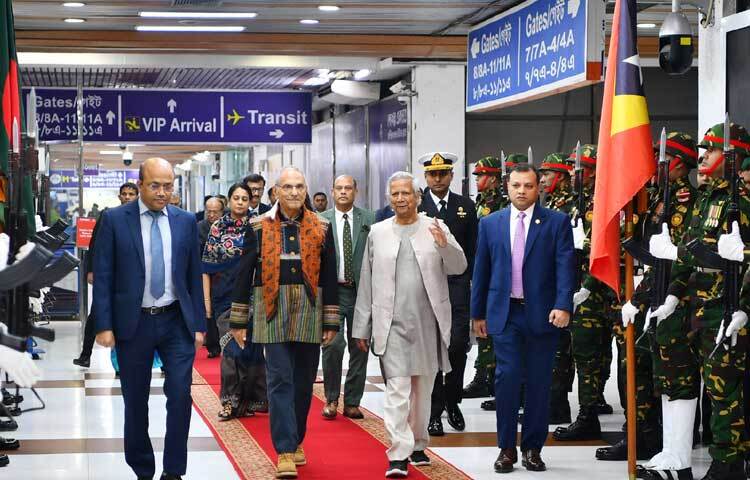 হযরত শাহজালাল আন্তর্জাতিক বিমানবন্দরে পূর্ব তিমুরের প্রেসিডেন্ট জোসে রামোস-হোর্তাকে বিদায় জানান প্রধান উপদেষ্টা প্রফেসর মুহাম্মদ ইউনূস। ছবি: পিআইডি