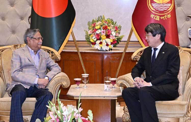 বঙ্গভবনে রাষ্ট্রপতি মো. সাহাবুদ্দিনের সাথে বিদায়ি সাক্ষাৎ করেন বাংলাদেশে নিযুক্ত জাপানের রাষ্ট্রদূত ইওয়ামা কিমিনোরি। ছবি: পিআইডি