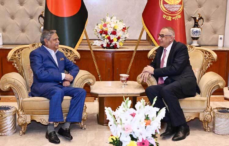 রাষ্ট্রপতি মো. সাহাবুদ্দিনের সাথে বঙ্গভবনে সাক্ষাৎ করেছেন বাংলাদেশে ফিলিস্তিনের রাষ্ট্রদূত ইউসুফ এস ওয়াই রামাদান। ছবি: পিআইডি