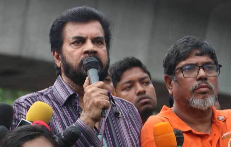 চলচ্চিত্রের বাইরে ইলিয়াস কাঞ্চন সামাজিক আন্দোলনেও গুরুত্বপূর্ণ অবদান রেখে যাচ্ছেন। ১৯৯৩ সালের ২২ অক্টোবর সড়ক দুর্ঘটনায় তার স্ত্রী মৃত্যুবরণ করেন। পরবর্তীতে এ দিনটিকে জাতীয় নিরাপদ সড়ক দিবস হিসেবে ঘোষণা করা হয়।