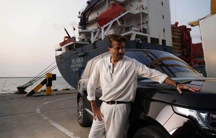 বলিউডের জনপ্রিয় অভিনেতা হলেও অনিল কাপুর অভিনয় দুনিয়ায় পা রেখেছিলেন তেলুগু ছবি ‘বংশা ভৃক্ষম’ এর হাত ধরে। যেটি মুক্তি পেয়েছিল ১৯৮০ সালে।