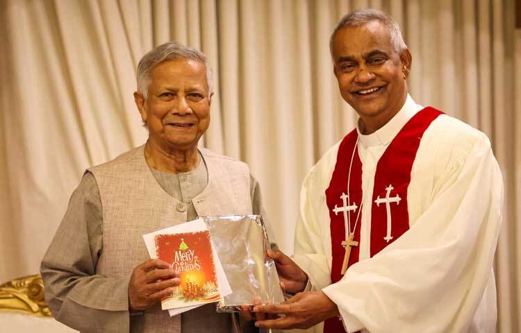 এসময় বড়দিন উপলক্ষে প্রধান উপদেষ্টাকে একটি বাইবেল উপহার দেন তারা।