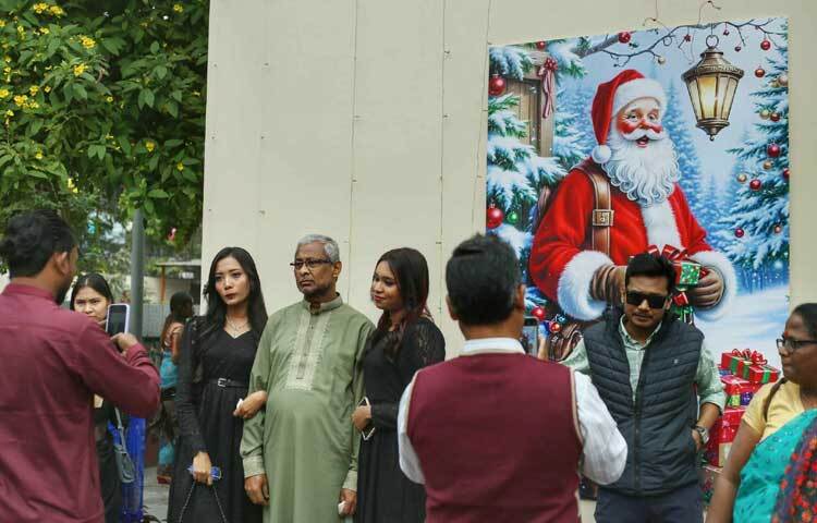 পরিবার নিয়ে ফ্রেমবন্দি হতে ব্যস্ত তারা।