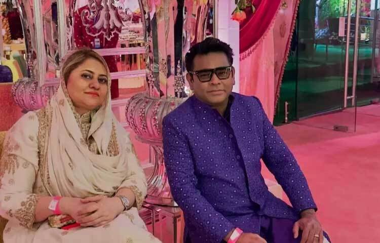 সবাইকে অবাক করে দীর্ঘ ২৯ বছরের সংসারের ইতি টেনেছেন জনপ্রিয় সঙ্গীত শিল্পী এ আর রহমান ও স্ত্রী সায়রা বানু।