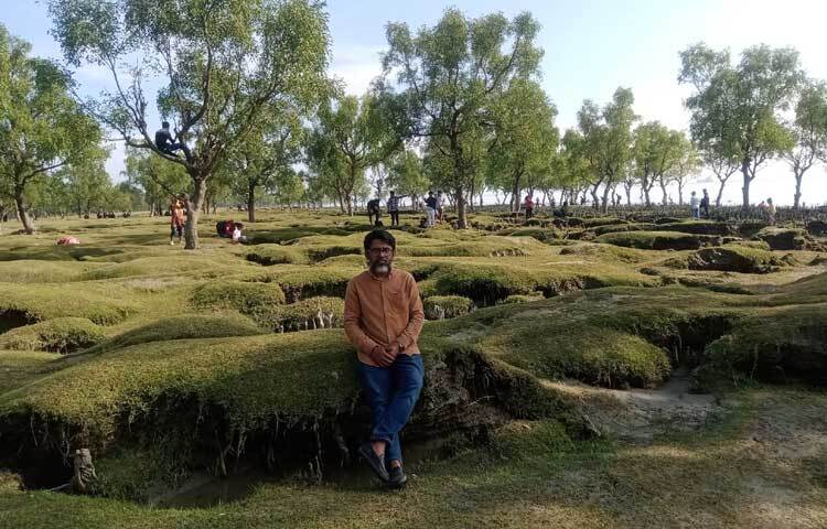 প্রতিদিন অসংখ্য পর্যটক ভিড় করছেন গুলিয়াখালী সৈকতে।