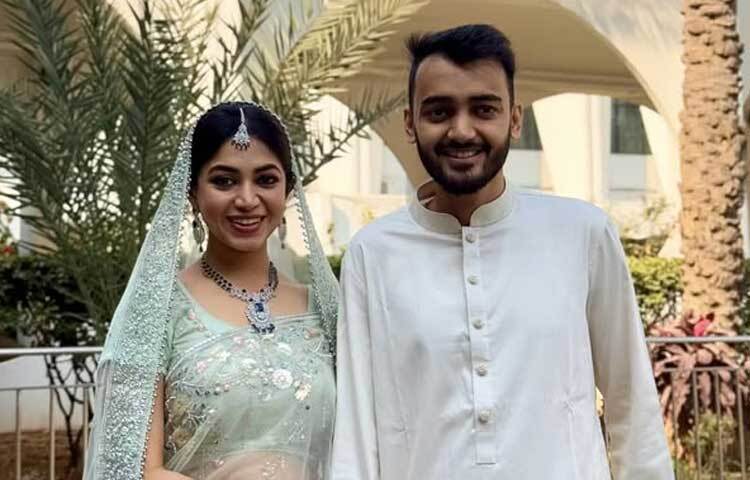 সামাজিক যোগাযোগমাধ্যম ফেসবুক স্ট্যাটাসে বিয়ের বিষয়টি নিশ্চিত করেছেন প্রিয়ন্তী-সালমান দুজনেই।