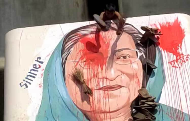 এ সময় শিক্ষার্থীরা জুতার মালা বানিয়ে ঘৃণা স্তম্ভে পরিয়ে দেয়।