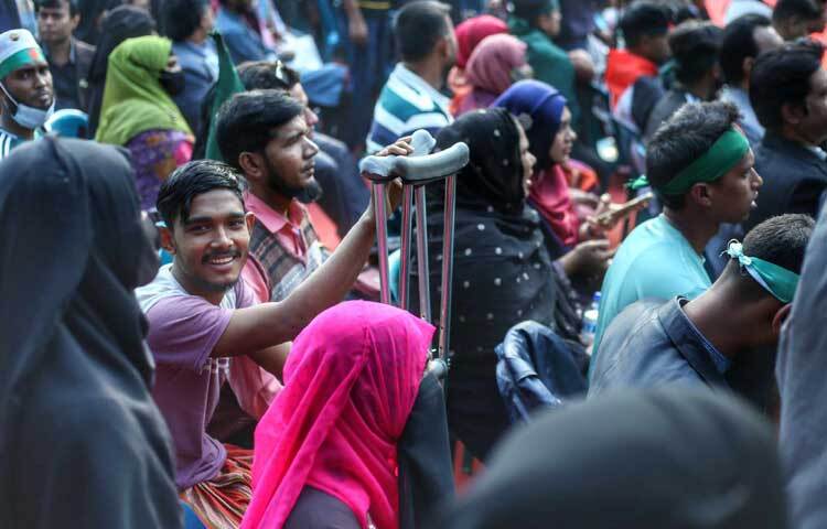 শহীদ মিনারে হাজির হয়েছেন আন্দোলনে পা হারানো এক যোদ্ধা।