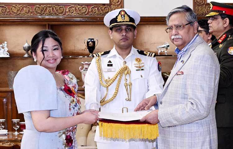 বঙ্গভবরে রাষ্ট্রপতি মো. সাহাবুদ্দিনের কাছে পরিচয়পত্র পেশ করেছেন বাংলাদেশে নিযুক্ত ফিলিপাইনের রাষ্ট্রদূত নিনা পাদিলা কেইংলেট। ছবি: পিআইডি