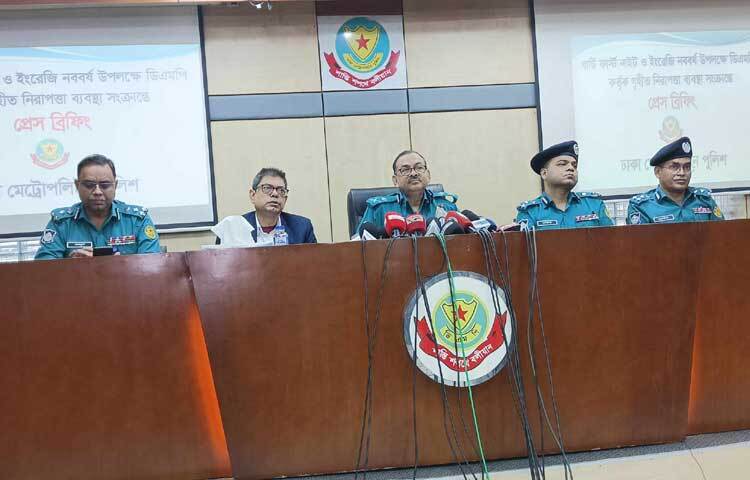 এবার ঢাকায় থার্টি ফার্স্ট নাইট উপলক্ষে রাজধানীর সার্বিক নিরাপত্তা নিশ্চিতে অতিরিক্ত ৩ হাজার পুলিশ মোতায়েন করা হয়েছে বলে জানিয়েছেন ডিএমপি কমিশনার শেখ মো. সাজ্জাত আলী। ছবি: তৌহিদুজ্জামান তন্ময়