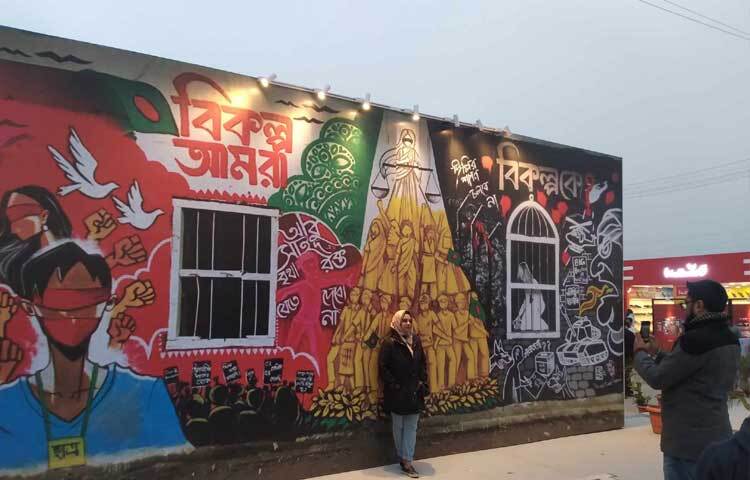 এবারের মেলায় তরুণদের আগ্রহের কেন্দ্রবিন্দুতে জুলাই চত্বর ও ছত্রিশ চত্বর।