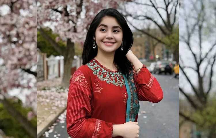 জানা গেছে, নিউ ইয়র্ক ইউনিভার্সিটি থেকে কসমেটোলজির উপর পড়াশোনা করা রোজা আহমেদ একজন সফল উদ্যোক্তা।