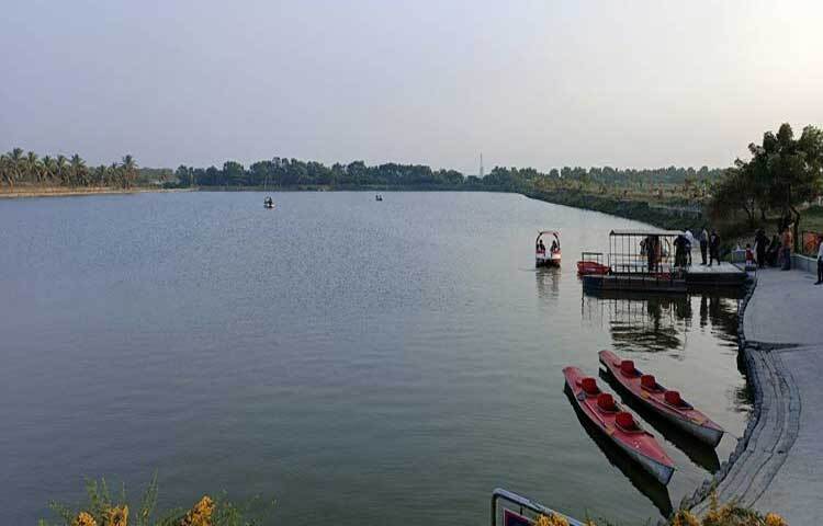 এখানকার কৃত্রিম লেকে আছে কায়াকিংয়ের সুবিধাও। লেক ঘিরে আছে সারি সারি নারিকেল গাছ যা এই লেকের সৌন্দর্যকে দ্বিগুণ করে তুলেছে।