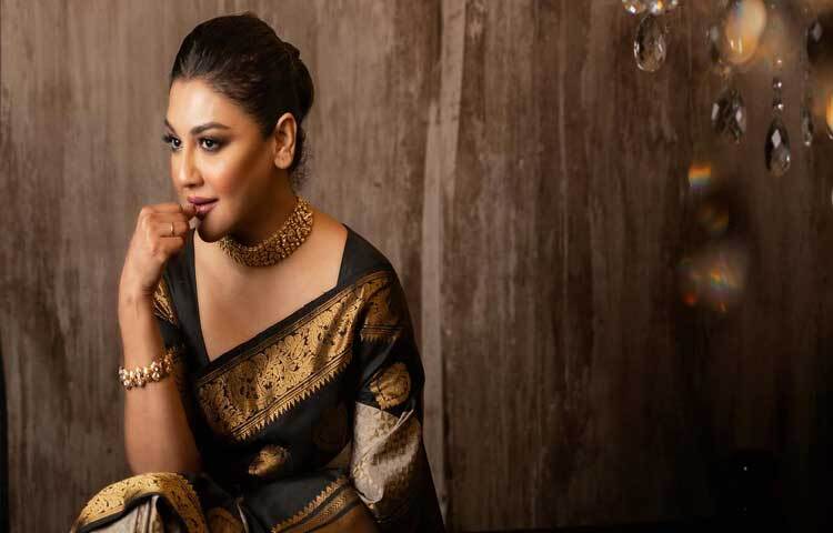 অ্যান্টিক ফিনিশের জরির বুননে কালো চওড়া পাড়ের ব্রোকেড জমিনের সোনালি শাড়ি পরা ছবি শেয়ার করেছেন জয়া।