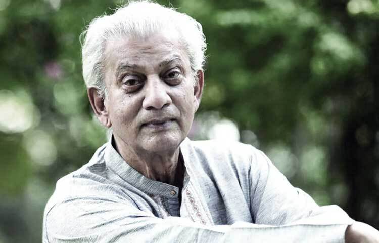 পুরান ঢাকায় বড় হওয়া প্রবীর মিত্র স্কুলজীবন থেকেই নাট্যচর্চার সঙ্গে যুক্ত হন। স্কুলজীবনে রবীন্দ্রনাথ ঠাকুরের ‘ডাকঘর’ নাটকে অভিনয় করেছিলেন তিনি।