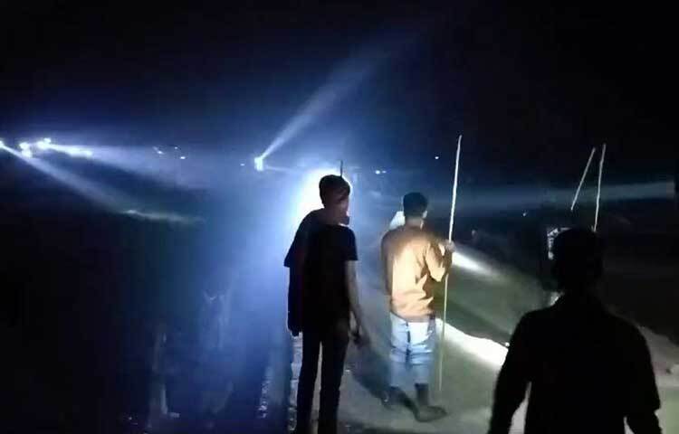 পুলিশ ও স্থানীয়রা জানান, স্থানীয় ধলাই নদীর জলমহাল নিয়ে লাখাই ইউপি চেয়ারম্যান আরিফ আহমেদ রূপণ ও ইউনিয়ন বিএনপির সাবেক যুগ্ম সাধারণ সম্পাদক হারিছ মিয়ার মধ্যে বিরোধ দেখা দেয়। তাদের পক্ষ নিয়ে গ্রামের লোকজন দুই ভাগে বিভক্ত হয়ে পড়েন।