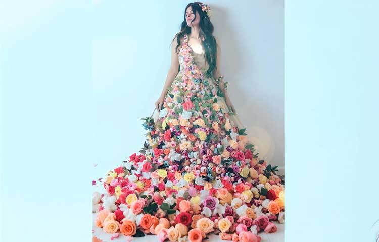 অভিনেত্রীর ফ্লোরছোঁয়া গাউনে নিখুঁতভাবে বসানো হয়েছে ১০ হাজার রংবেরঙের গোলাপ, যা মধুমিতা নিজে বাজারে গিয়ে পছন্দ করে কিনেছেন।
