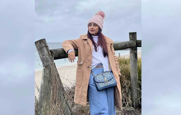 সম্প্রতি শীতের পোশাকে স্নিগ্ধ রূপে ধরা দিয়েছেন মিষ্টি হাসির এই অভিনেত্রী।