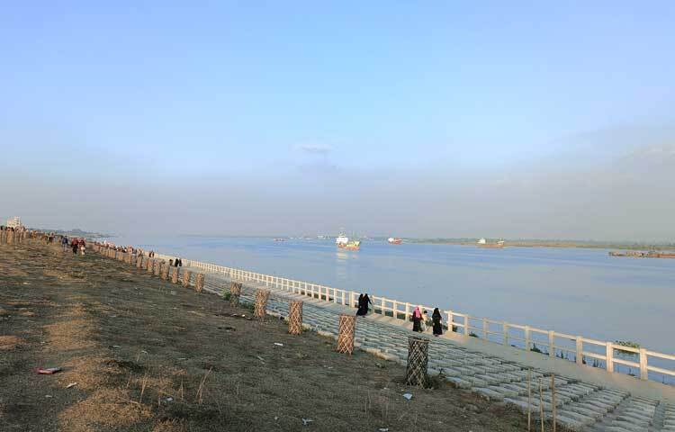 একরাশ স্নিগ্ধতাঘেরা এমন মাধুর্য লুকিয়ে আছে চট্টগ্রামের কল্পলোক আবাসিকের পেছনের অংশে কর্ণফুলী নদীর পাড়ে। সৌন্দর্যখচিত স্থানটি অনেকের কাছেই অজানা।