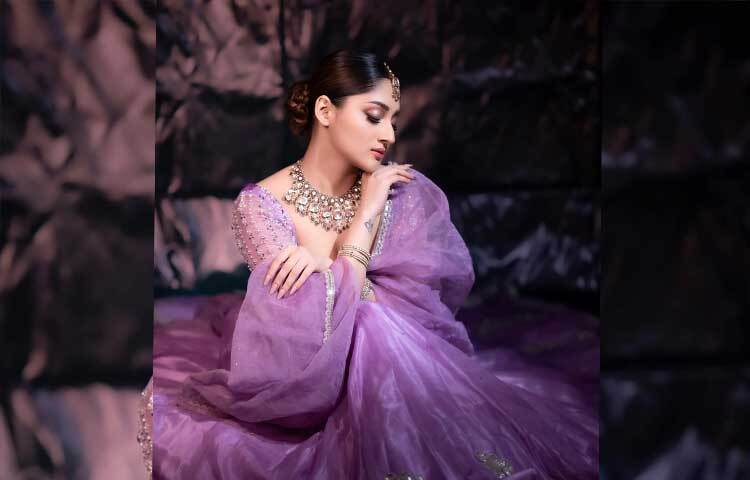 সম্প্রতি ল্যাভেন্ডার কালারের পোশাকে বেশকিছু ছবি শেয়ার করেছেন অভিনেত্রী।