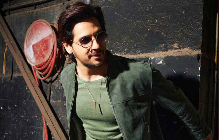 ২০১২ সালে করণ জোহরের ‘স্টুডেন্ট অফ দ্য ইয়ার’ দিয়ে রুপালি পর্দায় অভিষেক হয় তার।