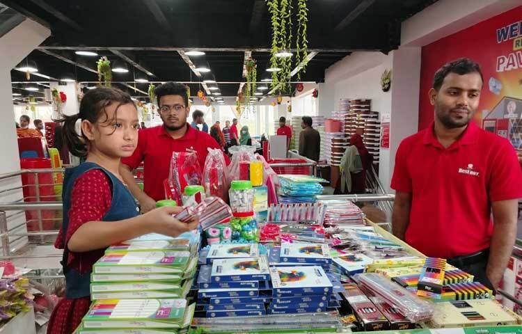 আরএফএলের স্টল সাজানো হয়েছে বিভিন্ন ডিজাইনের সাইকেল এবং আকর্ষণীয় প্লাস্টিক পণ্য দিয়ে।