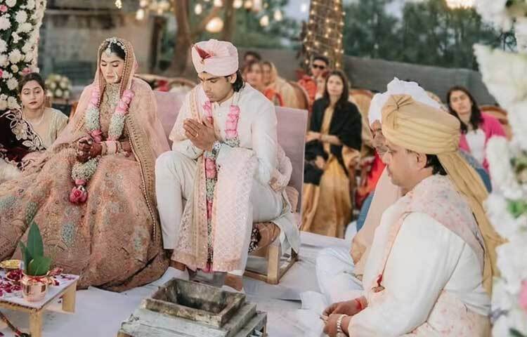 জানা গেছে, নীরজের স্ত্রীর নাম হিমানি মোর। তিনি একজন টেনিস খেলোয়াড়।