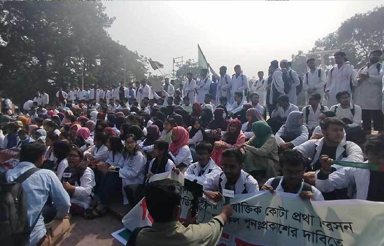 আজ সকাল সাড়ে ১০টার দিকে রাজধানীর কেন্দ্রীয় শহীদ মিনারে জড়ো হন শিক্ষার্থীরা।