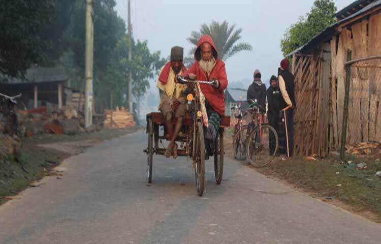 মহাদেশীয় বায়ুপ্রবাহের প্রবেশদ্বার খ্যাত চুয়াডাঙ্গা জেলার মানুষের স্বাভাবিক জীবনযাত্রা ঠান্ডায় বিপর্যস্ত হয়ে পড়েছে।