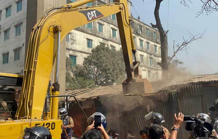 অভিযানে নেতৃত্ব দিচ্ছেন বাংলাদেশ রেলওয়ে ঢাকা বিভাগীয় ভূ-সম্পত্তি কর্মকর্তা ও নির্বাহী ম্যাজিস্ট্রেট মো. নাসির উদ্দিন মাহমুদ।