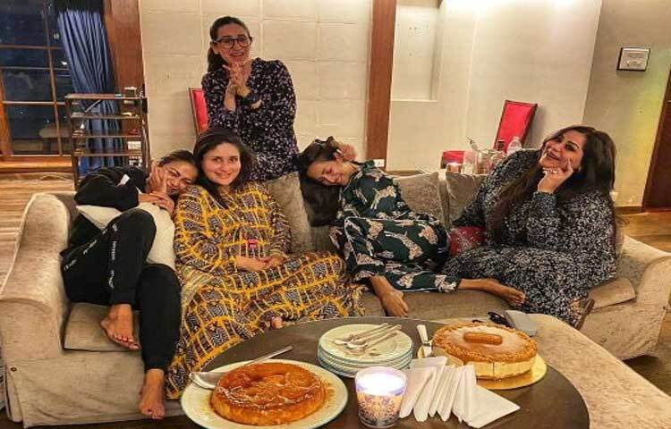 বসার ঘরটি যেমন শান্ত, তেমনই প্রশস্ত। সেখানকার কাঠের মেঝে ঘরে অনেকটাই আরাম দেয়।