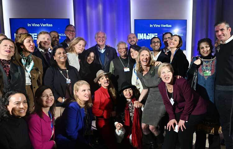 প্রধান উপদেষ্টা প্রফেসর মুহাম্মদ ইউনূস সুইজারল্যান্ডের ডাভোসের ফিনান্সিয়াল টাইমস হাউসে ইমেজিন ইভেন্টে অংশগ্রহণকারীদের সাথে ফটোসেশনে অংশ নেন। ছবি: পিআইডি