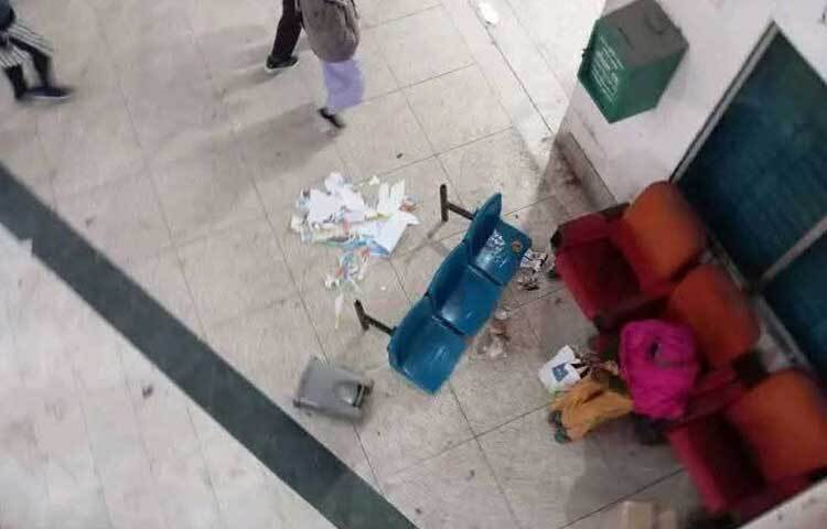 ট্রেন বন্ধের বিষয়ে কোনো পূর্বনির্দেশনা না দেওয়ায় ক্ষোভ প্রকাশ করেন যাত্রীরা।