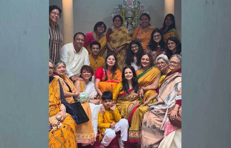 প্রায় সবার পরনেই ছিল হলুদ পোশাক। কোয়েল পড়েছিল লাল-সবুজ পাড় আর ভরাট সুতোর কাজের হলুদ সিল্কের শাড়ি। কবীরের পরনেও ছিল হলুদ পাঞ্জাবি আর সাদা পাজামা। তার চোখেমুখে ছিল আনন্দের হাসি।