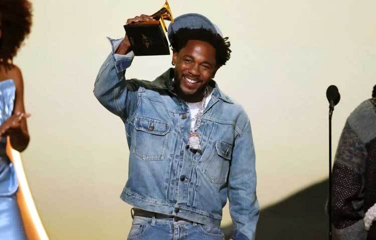 এবার সর্বোচ্চ পাঁচটি গ্র্যামি পুরস্কার জিতেছেন কেনড্রিক লামার। ‘সং অফ দ্য ইয়ার’, ‘রেকর্ড অফ দ্য ইয়ার’, ‘বেস্ট র‌্যাপ সং’, ‘বেস্ট র‌্যাপ পারফরম্যান্স’ এবং ‘বেস্ট মিউজিক ভিডিও’ ক্যাটাগরিতে এসব পুরষ্কার পেয়েছেন তিনি।