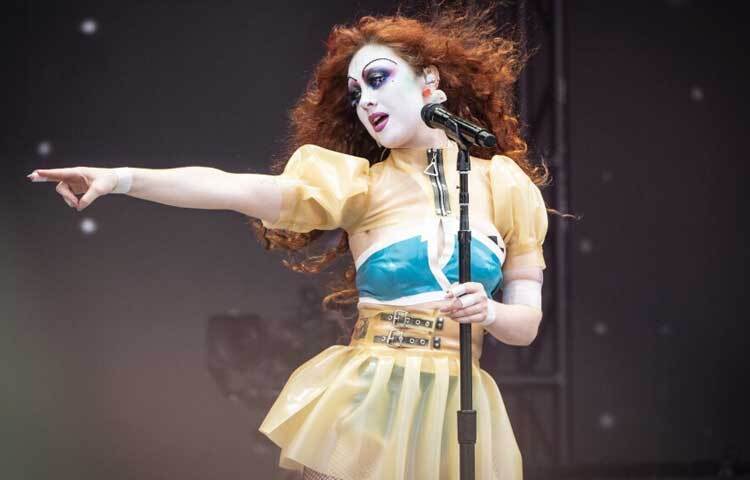 গ্র্যামি পুরস্কারে সেরা নতুন শিল্পী হিসেবে পুরস্কৃত হয়েছেন চ্যাপেল রোয়ান।