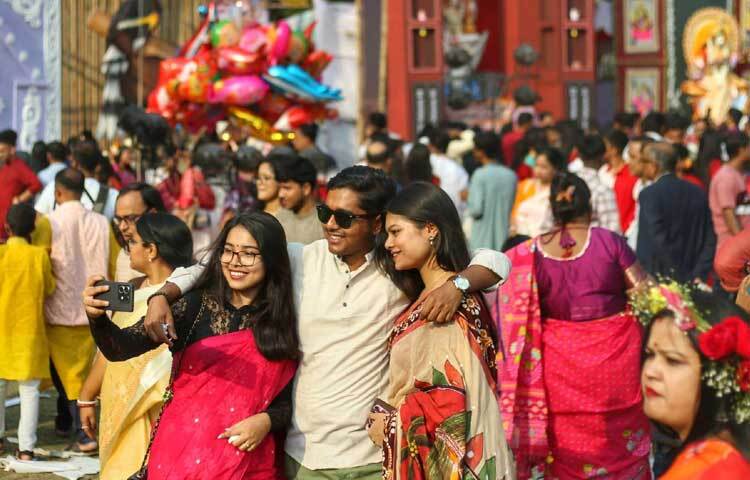 ছবি তুলেতে ব্যস্ত মেলায় আসা দর্শনার্থীরা।