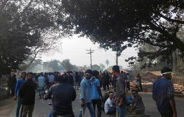 বিক্ষোভকারীরা বলছেন, ইসলামী বিশ্ববিদ্যালয় থানা ঝাউদিয়ায় স্থানান্তরের বিষয়ে সরকারি প্রজ্ঞাপন জারির পরও প্রশাসনের পক্ষ থেকে কোনো ব্যবস্থা নেওয়া হয়নি। ঝাউদিয়া থানা উদ্বোধন না করা পর্যন্ত আন্দোলন চলবে।