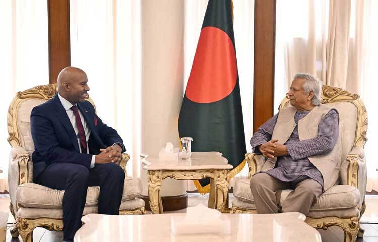 প্রধান উপদেষ্টা প্রফেসর মুহাম্মদ ইউনূসের সঙ্গে ঢাকায় রাষ্ট্রীয় অতিথি ভবন যমুনায় সাক্ষাৎ করেন বাংলাদেশে নিযুক্ত কানাডার হাইকমিশনার অজিত সিং। ছবি: পিআইডি