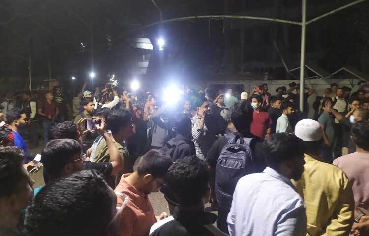 এসময় বাঁশি বাজিয়ে দল বেঁধে সেনাবাহিনীর সদস্যরা এগিয়ে গেলে পেছন থেকে ভুয়া ভুয়া স্লোগান দিয়ে সেনাবাহিনীর পিছু পিছু এগিয়ে যান আন্দোলনকারীরা।