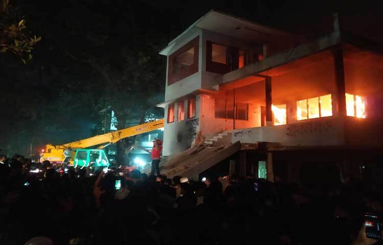 আগুনের সংবাদ পেয়ে ফায়ার সার্ভিসের একটি ইউনিট ঘটনাস্থলে যায়। কিন্তু ছাত্র-জনতার বাধার মুখে ফায়ার সার্ভিসের গাড়ি ফিরে আসে।