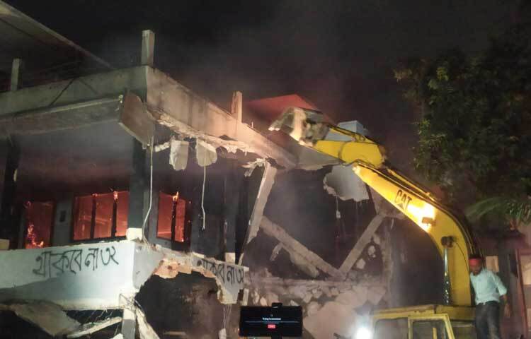 এক পর্যায়ে এক্সক্যাভেটর দিয়ে রাজধানীর ধানমন্ডি ৩২ নম্বরে শেখ মুজিবুর রহমানের বাড়ি ভাঙা শুরু করেছে বিক্ষুব্ধ ছাত্র-জনতা। এর আগে বাড়িটিতে জড়ো হয়ে ভাঙচুরের পর আগুন দেওয়া হয়।